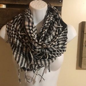 Houndstooth fringed fashion scarf